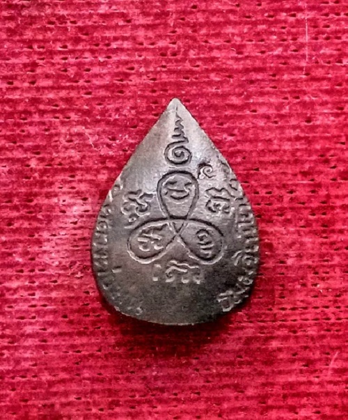 รูปเหมือนใบโพธิ์พิมพ์เล็ก เนื้อนวโลหะ หลวงปู่ม่น วัดเนินตามาก ปี33 ตอกโค๊ตด้านหลัง...เคาะเดียวแดง...