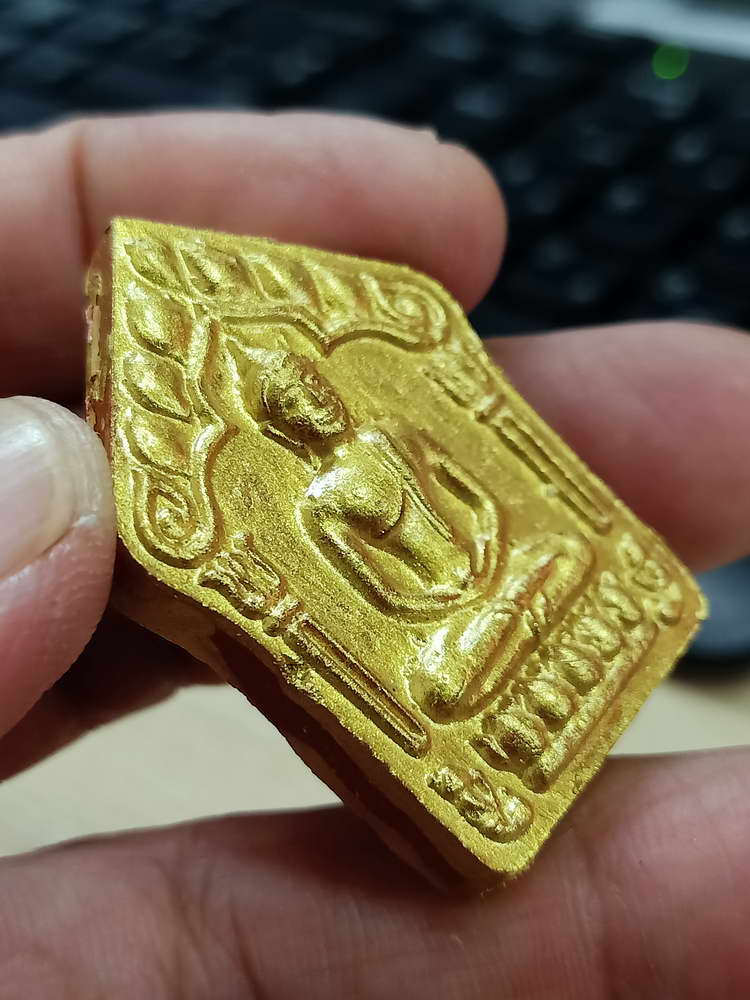 4-546 พระขุนแผนผงพรายกุมารพิมพ์ใหญ่ หลวงพ่อคูณ วัดบ้านไร่ 2557 ทาทอง ตะกรุด 2 ดอก กล่องเดิม