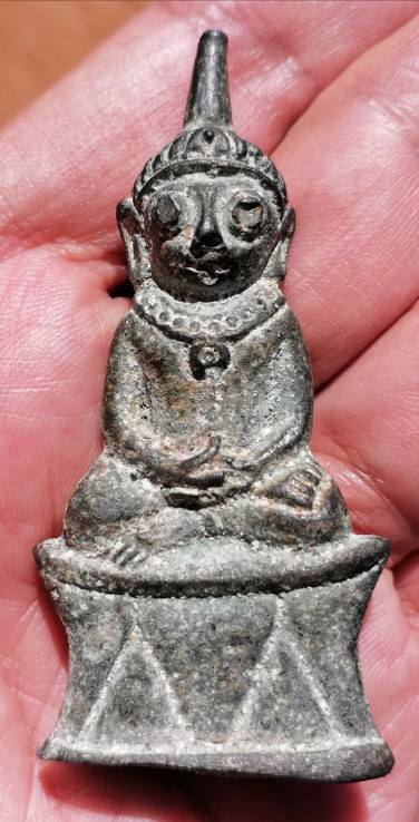 งั่งตาโปน​ นิ้วกระดกขวา​ เกศตรง​ ฐานอุดกริ่ง​ เนื้อสำริดเก่าๆ​ ไม่ทราบแหล่งที่มา เคาะเดียว    