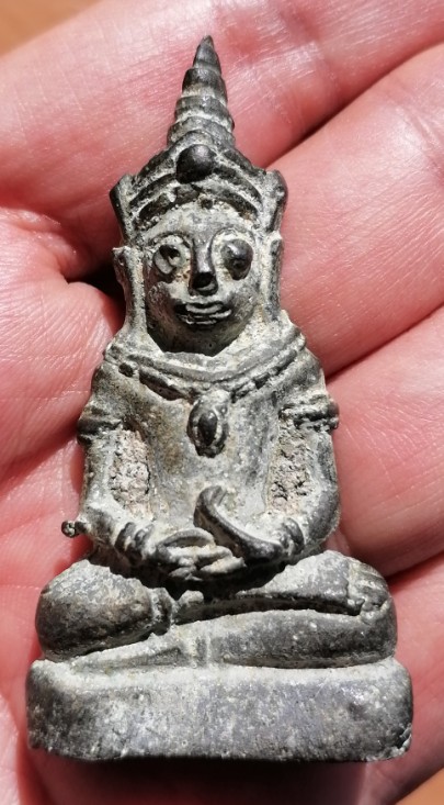 งั่งตาโปน​ นิ้วกระดกซ้าย​ เกศตรง​ เนื้อสำริดเก่าๆ​ ไม่ทราบแหล่งที่มา เคาะเดียว    