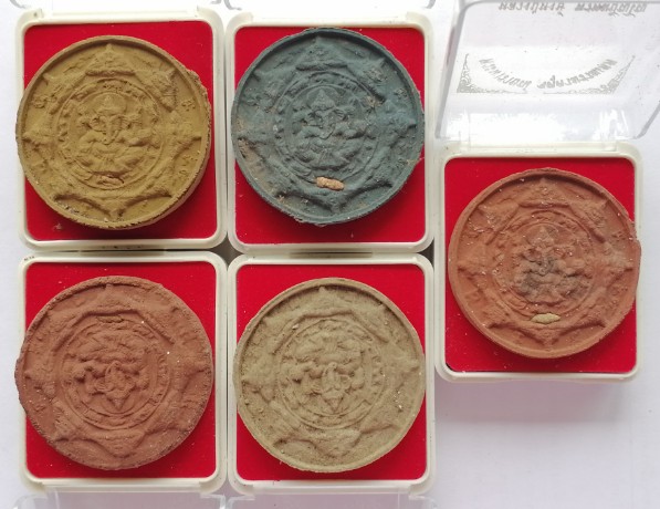 จตุคามรามเทพ​ หลวปู่หงษ์​ พรหมปัญโญ​ วัดเพชรบุรี จ.สุรินทร์ ปี​ 2550​ มา​ 5​ องค์​ เคาะเดียว