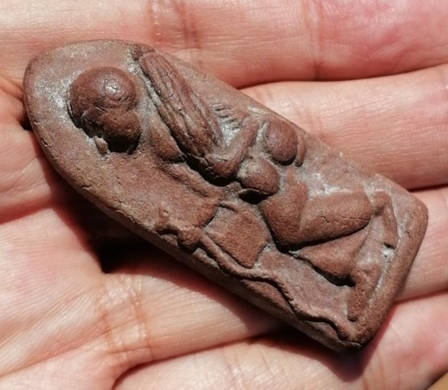 พระสีวลีพิมพ์หมวกกันน็อค​​ หลวงพ่อกวย วัดโฆสิตาราม จ.ชัยนาท​ เนื้อว่านสบู่เลือด​ ยุคต้น เคาะเดียว   