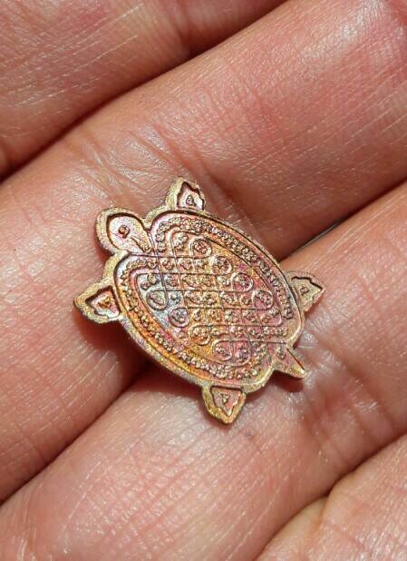 พญาเต่า รุ่นจิ๋วมหาเสน่ห์ หลวงปู่ปั่น กวิ่สุสโร วัดหนองกระทุ่ม จ.นครปฐม ปี 2564 เคาะเดียว   