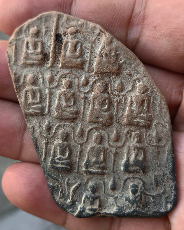 พระหัวใจกำแพง กรุเตาทุเรียง จ.สุโขทัย เนื้อดินเผา ไม่เต็มแผง 12 องค์ อายุ 600-800 ปี