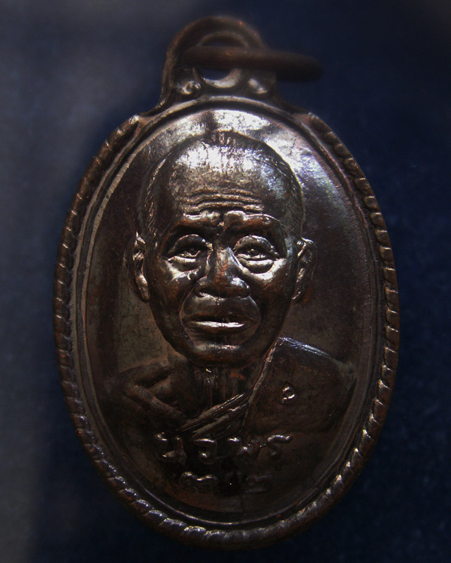 27.เหรียญนวพร (หลังเต่า) หลวงพ่อคูณ วัดบ้านไร่ ศูนย์การทหารปืนใหญ่สร้างถวาย ตอกโค้ด พ.ศ. 2537 พร้อมก