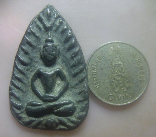 **เบา​ๆ​**พระร่วงนั่งพิมพ์รัศมี เนื้อชิน เก่าๆ ไม่ทราบที่**เนื้อจัด สวยๆ เชิญชมครับ