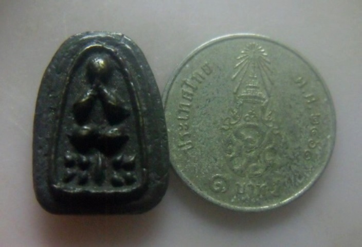 **เบา​ๆ​**พระปิดตามหาลาภ พิมพ์ซู้มกอนั่งบัว เนื้อโลหะผสม เก่า ไม่ทราบที่**เนื้อจัด สวยๆ