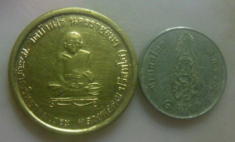 **เบาๆ**เหรียญที่ระลึกฉลองสมณศักดิ์ หลวงพ่อคูณ วัดบ้านไร่ หลังพัดยศ ปี ๒๕๓๕**สวยๆ