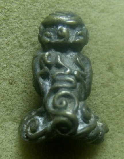 **เบา​ๆ​**พระปิดตามหาลาภ หล่อยันต์ยุ่ง เนื้อโลหะผสม เก่าๆ ไม่ทราบที**สวยๆ เชิญชมครับ