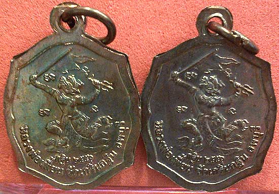 *เหรียญ ๘ เหลี่ยม หลังหนุมานเชิญธง หลวงพ่อเพี้ยน วัดเกริ่นกฐิน ลพบุรี ปี๒๕๕๖ เนื้อทองแดง*