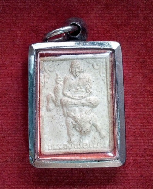 พระผงนั่งหมู ฉลองครบรอบ 70ปี หลวงพ่อเปิ่น วัดบางพระ ปี34 พิมพ์เล็ก ปั้มยันต์หมึก...เคาะเดียวแดง...