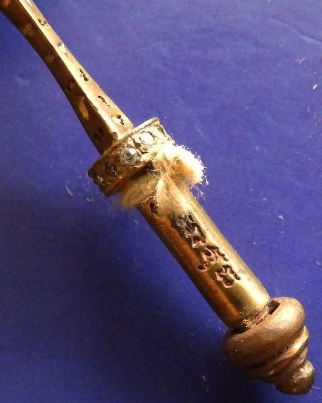 9.พระขรรค์เพชรพระพุทธเจ้ารุ่นแรก เนื้อสัตตโลหะ หลวงปู่คำบุ วัดกุดชมภู พ.ศ. 2553 ยิงเลข พร้อมกล่องเดิ