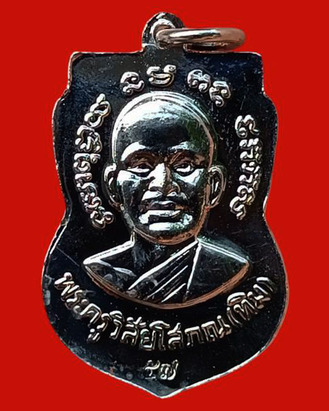 17.เหรียญหลวงปู่ทวด หลังหลวงปู่ทิม วัดช้างให้ รุ่นจันทร์สามสร้อย เนื้อกะไหล่เงิน ปี 2557 พร้อมกล่องเ