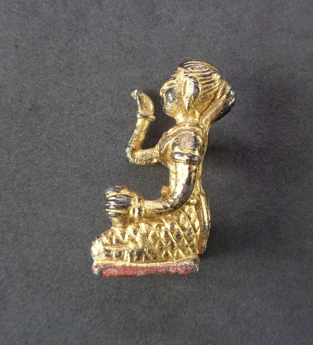 แม่นางกวักลงลักปิดทอง เทพีแห่งโชคลาภค้าขาย ขนาดหน้าตักกว้าง 1.5 ซม. สูง 3.5 ซม. สวยครับ