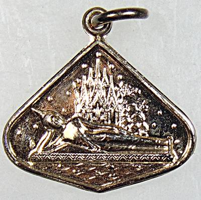 ๒๐  เหรียญพระนอนมหาเศรษฐี " หลวงพ่อฤาษีลิงดำ วัดท่าซุง " จ.อุทัยธานี ด้านหลังเป็นยันต์พระเจ้าห้ามอาว