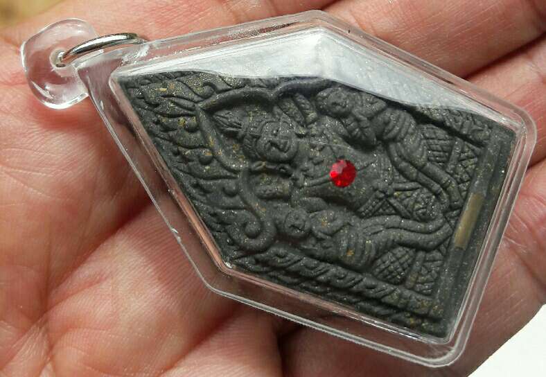 พระขุนแผนหลังงั่ง รุ่นเสาร์ 5 มหาเศรษฐี หลวงพ่อเมียน วัดบ้านจะเนียง จ.บุรีรัมย์ ปี 2557 เคาะเดียว