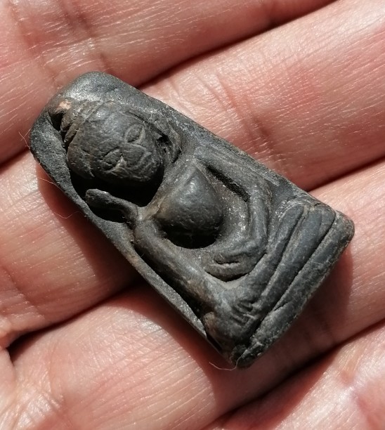 พระกันผีพิมพ์เเล็ก หลวงพ่อกวย​ วัดโฆษิตาราม​ เนื้อดิน​ ยุคต้น​ เคาะเดียว   