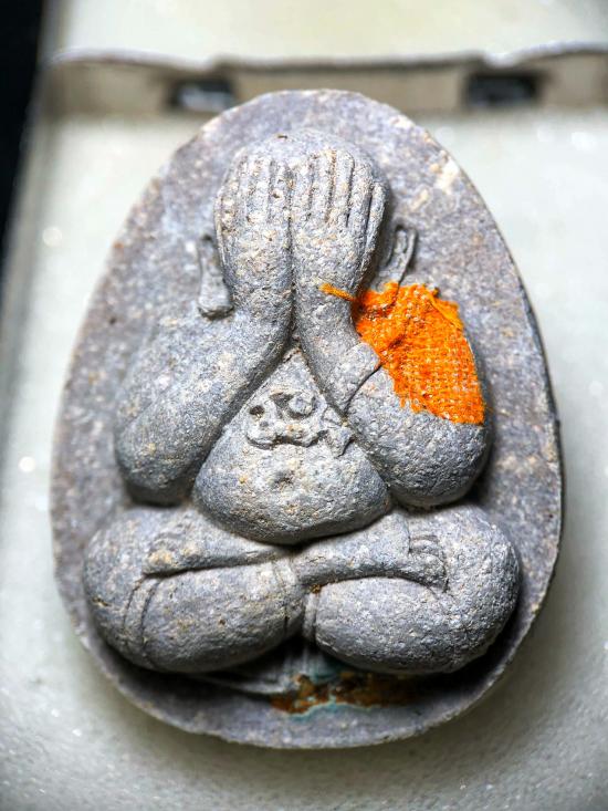 พระปิดตามหาลาภสารพัดดี หลวงพ่อคูณปริสุทโธ เนื้อผงใบลานหลังฝังปรก ออกวัดบ้านคลอง ปี2538