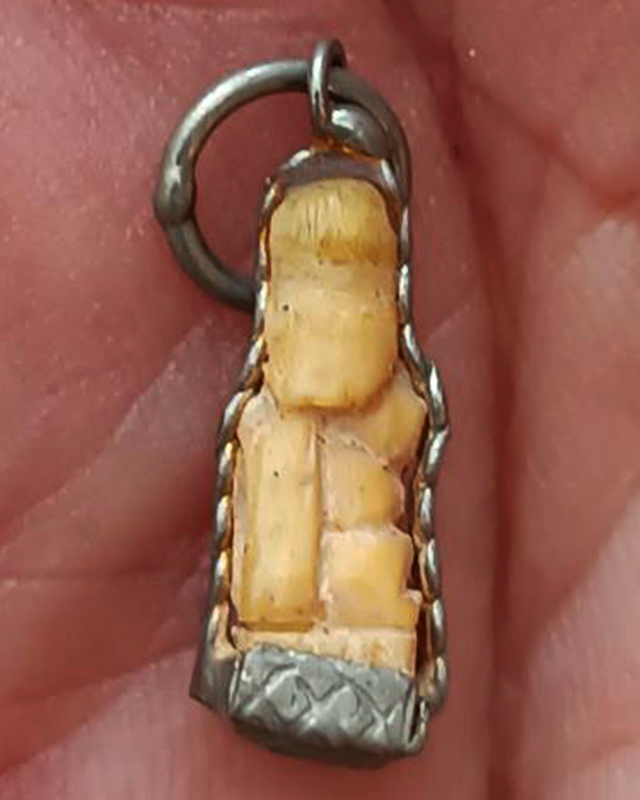 นางกวัก งาแกะเก่าเก็บหลายๆสิบปี องค์พระสูง 1.5 ซ.ม. พร้อมเลี่ยมกระเช้าเก่าเดิมๆ