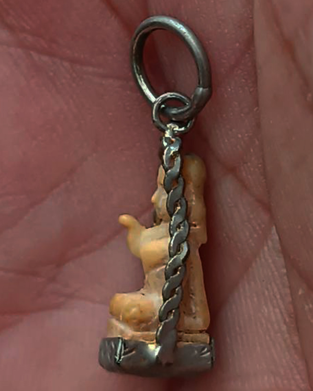 นางกวัก งาแกะเก่าเก็บหลายๆสิบปี องค์พระสูง 1.5 ซ.ม. พร้อมเลี่ยมกระเช้าเก่าเดิมๆ