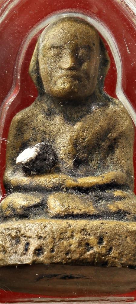 รูปหล่อโบราณหลวงพ่อทองศุข วัดโตนดหลวง ปี ๒๔๙๙ (ด้านหน้ามีอัฐิหลวงพ่อติดกับองค์พระด้วยครับ)