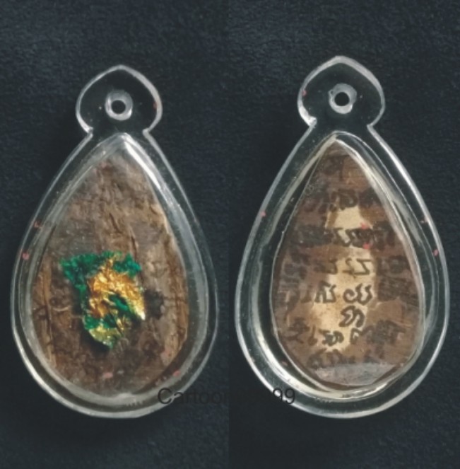 แผ่นกะลา ปิดทอง จารมือ เลี่ยมกันน้ำพร้อมใช้ครับ