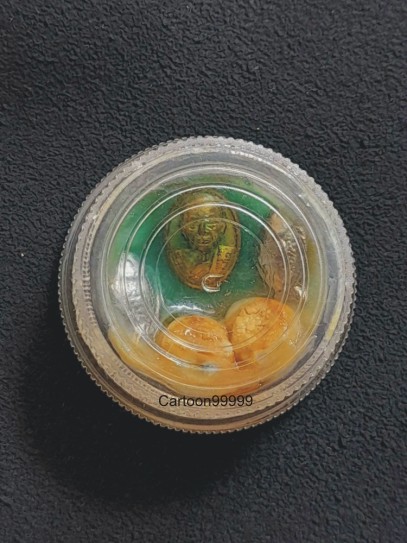 สีผึ้งมหาเสน่ห์ หลวงปู่หมุน วัดบ้านจาน จ.ศรีสะเกษครับ