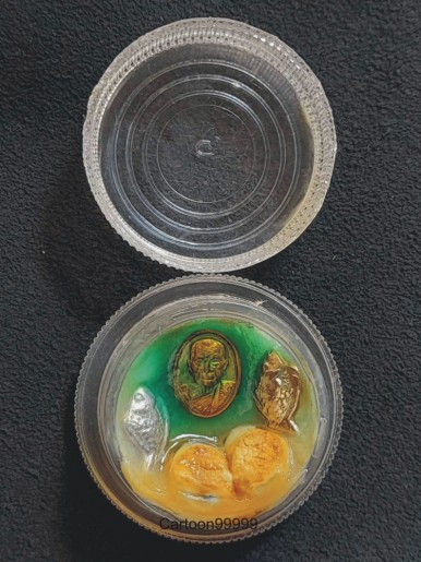 สีผึ้งมหาเสน่ห์ หลวงปู่หมุน วัดบ้านจาน จ.ศรีสะเกษครับ