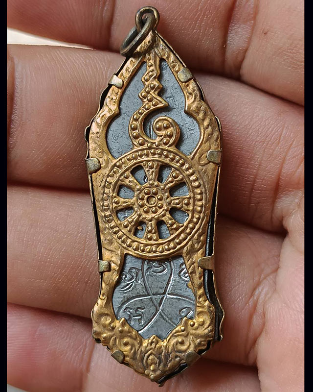 1.พระลีลา 25 พุทธศตวรรษ เนื้อชิน พิมพ์หางหงส์ มีเขี้ยว ผิวกระจก เลี่ยมกรอบธรรมจักรเดิมๆ ขาครบแข็งแรง