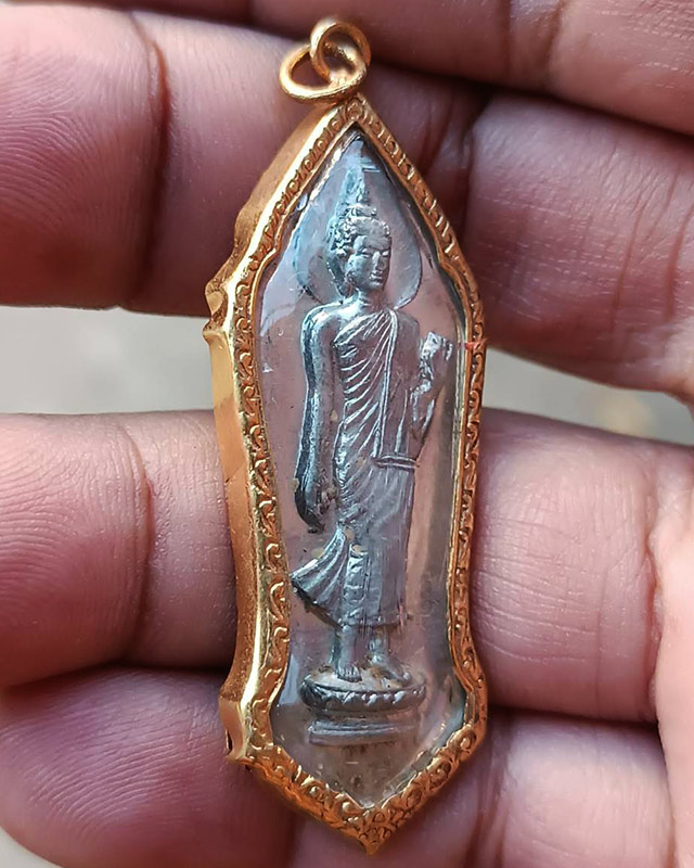 พระลีลา 25 พุทธศตวรรษ เนื้อชิน มีเข็มนิยม ผิวกระจก กรอบเดิมพระธรรมจักร ขาครบแข็งแรง ไม่เคยผ่านการแกะ