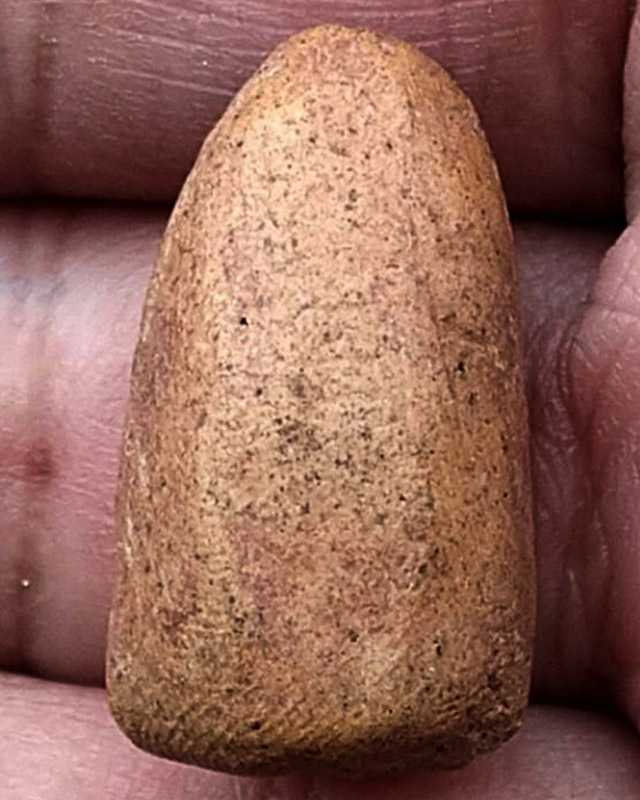 พระรอดเนื้อดิน เก่าเก็บหลายสิบปี สูง 2.5 ซ.ม. ไม่ทราบที่