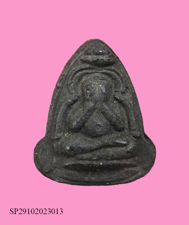 พระปิดตาหลังฉัตร เนื้อผงคลุกรัก หลวงปู่เฮี้ยง