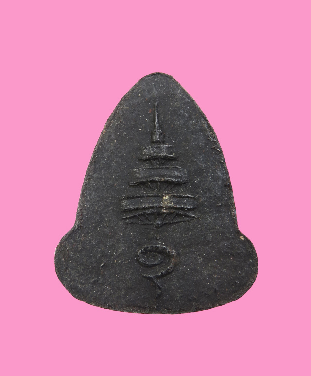 พระปิดตาหลังฉัตร เนื้อผงคลุกรัก หลวงปู่เฮี้ยง