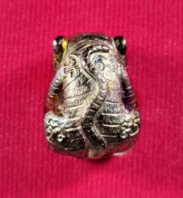 ลูกอมเสือรุ่น 168 หลวงปู่แสน วัดบ้านหนองจิก จ.ศรีสะเกษ เนื้อผิวรุ้งอุดผง สวยครับ