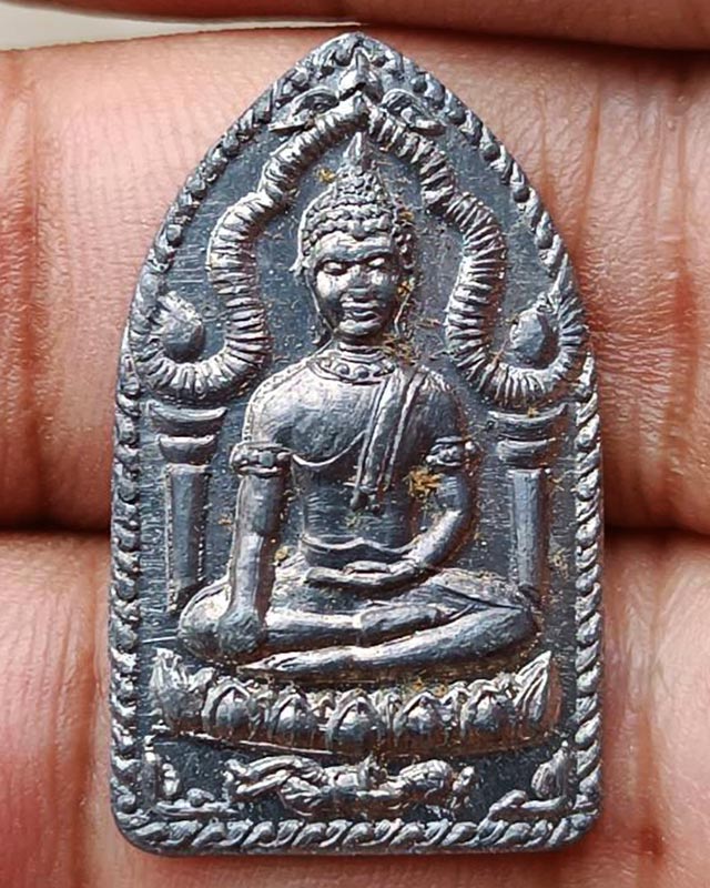 18.พระยอดขุนพลปั๊ม หลวงพ่อฑูรย์ วัดโพธินิมิตร เนื้อชินพิมพ์เล็ก พ.ศ. 2527 สูง 3 ซ.ม. สร้างจากเนื้อชิ