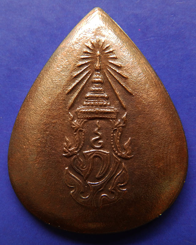 24.พระพุทธสิงหธรรมมงคล หลังภปร. เนื้อนวโลหะ พิธีใหญ่ วัดบวรฯ-วัดพระแก้ว พ.ศ. 2547 กล่องเดิม