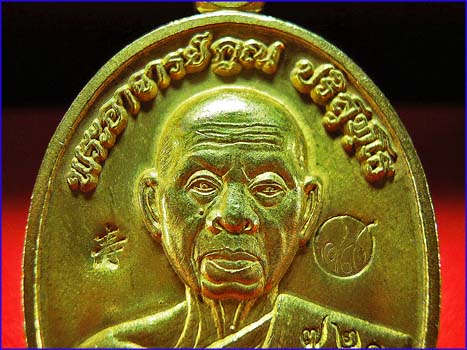 เหรียญหลวงพ่อคูณ รุ่นอายุยืนครึ่งองค์ เนื้อทองฝาบาตร ออกวัดแจ้งนอก ปี2553