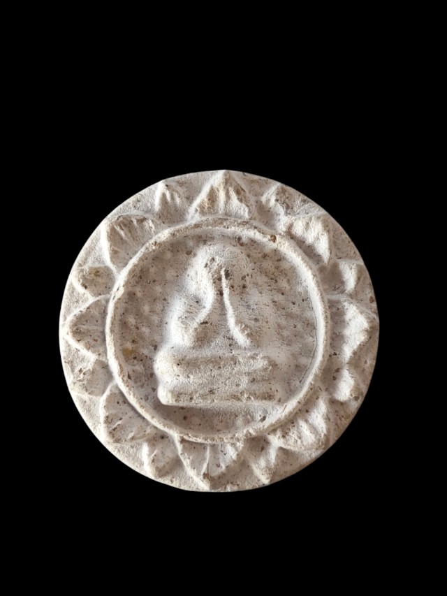 พระปิดตาหลังยันต์กระบองไขว้ พิมพ์จันทร์ลอย รหลวงพ่อพูลทรัพย์ วัดอ่างศิลา ปี 29