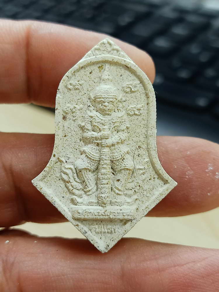 5-19 พระผงท้าวเวสสุวรรณ รุ่นแรก ปลดหนี้ชนะจน รวยพันล้าน วัดอัมพวัน มุกดาหาร 2565 กล่องเดิม