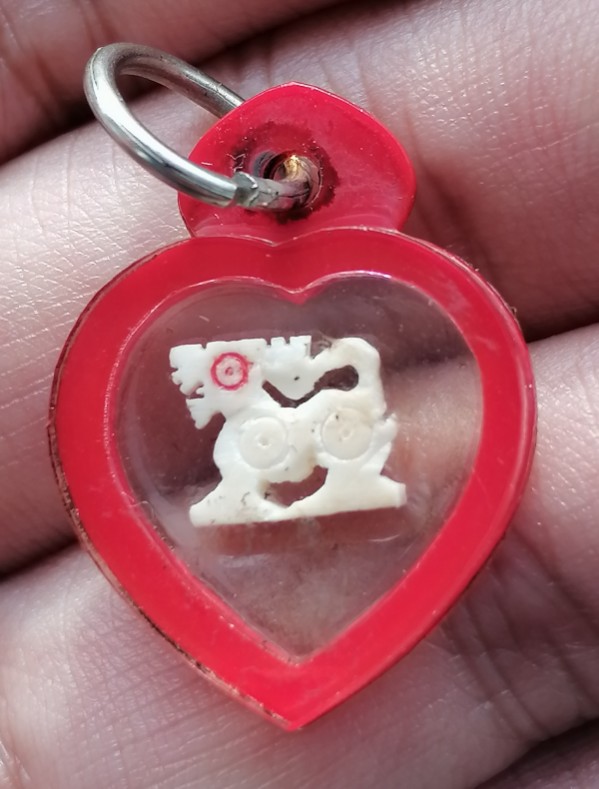 สิงห์งาแกะหลวงพ่อกวย​ วัดโฆสิตาราม​ จ.ชัยนาท​ งานผูกพัทธสีมา​ เลี่ยมเดิมจากวัด ปี​ 2521​ เคาะเดียว  