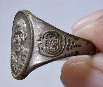 แหวนหลวงพ่อแคล้ว วัดวังหิน อ.สามชุก จ.สุพรรณบุรี เนื้อทองแดงชุบนิเกิล