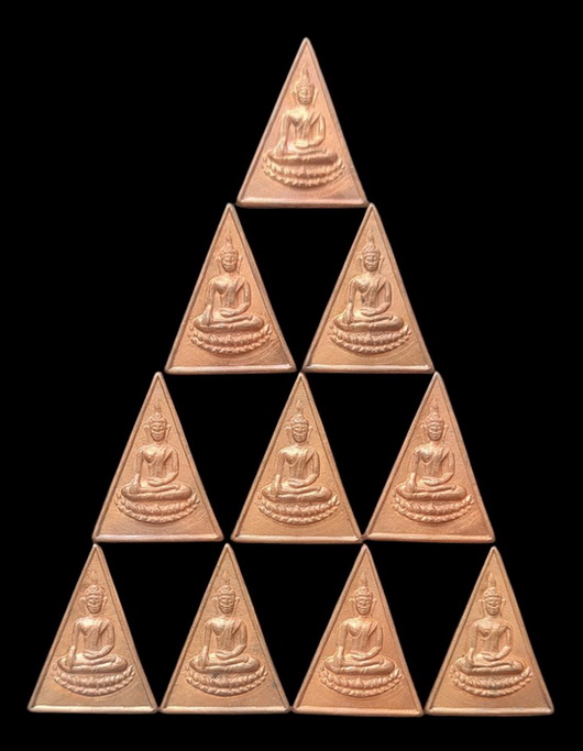 เคาะแรกแดง..เหรียญสามเหลี่ยมเล็ก ๒๕๓๕..ทองแดงผิวไฟ ๑๐ เหรียญ ไม่มีกล่อง..หลวงพ่อเกษร วัดท่าพระ กทม