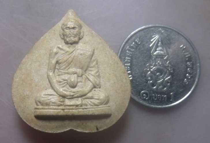 **เบาๆ**พระผงรูปเหมือนพิมพ์ใบโพธิ์ หลวงพ่อดี ที่ระลึกอายุครบ ๘๔ ปี วัดพระรูป สุพรรณบุรี ปี ๒๕๓๘**สวย