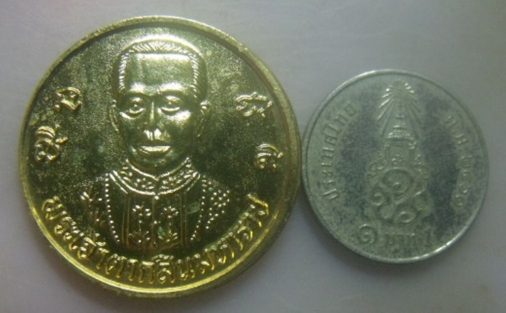 **เบา​ๆ​**เหรียญพระเจ้าตากมหาราช หลังสมเด็จพระนเรศวรมหาราช**กะไหล่ทอง สวยๆ