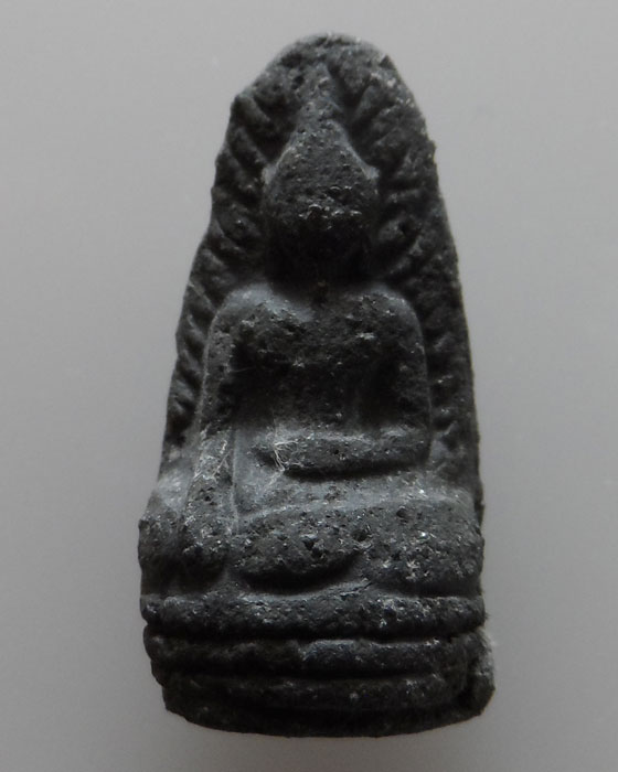 พระรอด แร่น้ำพี้