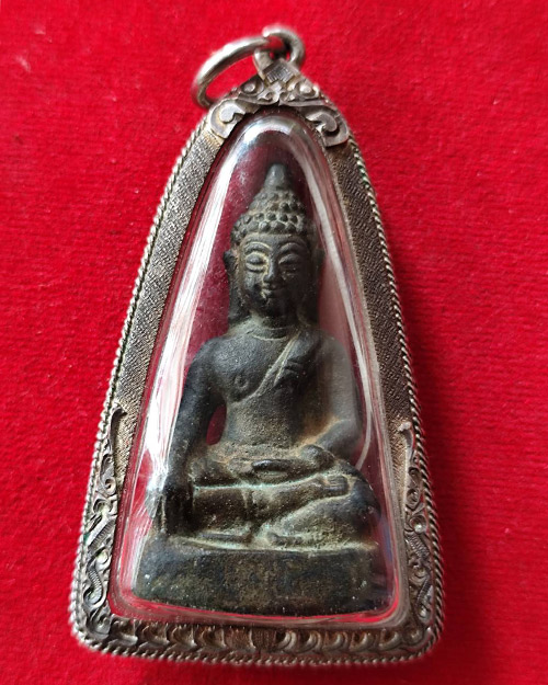 พระพุทธขนาดห้อยคอ องค์ใหญ่ เนื้อโลหะ เลี่ยมกรอบเงิน ไม่ทราบเกจิ
