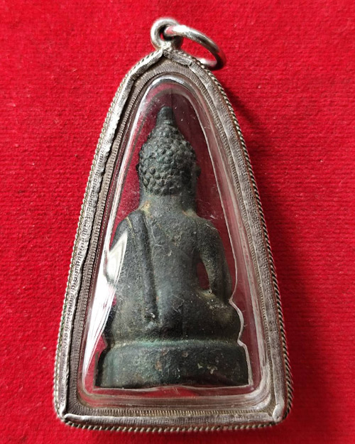 พระพุทธขนาดห้อยคอ องค์ใหญ่ เนื้อโลหะ เลี่ยมกรอบเงิน ไม่ทราบเกจิ