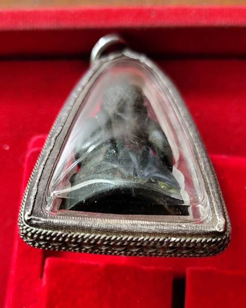 พระพุทธขนาดห้อยคอ องค์ใหญ่ เนื้อโลหะ เลี่ยมกรอบเงิน ไม่ทราบเกจิ