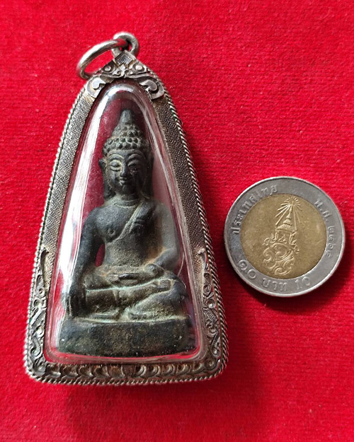 พระพุทธขนาดห้อยคอ องค์ใหญ่ เนื้อโลหะ เลี่ยมกรอบเงิน ไม่ทราบเกจิ