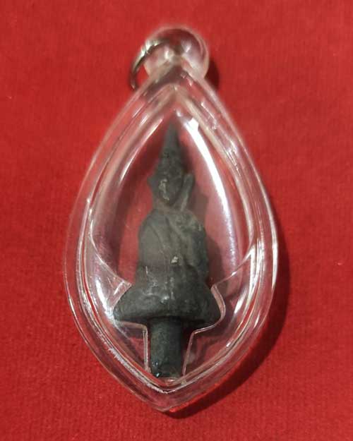 พระยอดธงอยุธยา เนื้อเงินเก่า ไม่ทราบที่ เลี่ยมพลาสติกกันน้ำครับ